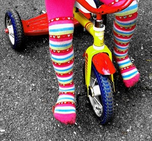 "Happy Girl Riding on Rainbows Tricycle Free Creative Commons", de Pink Sherbet Photography 