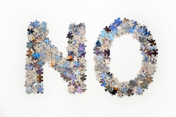 "The word no made from jigsaw puzzle pieces", de Horia Varlan, al Flickr