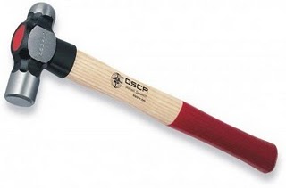 Com un martell pot aconseguir treure'ns de poleguera si carreguem d'intencionalitat i malvolença al propietari amb un bon diàleg intern com el que ens mostra el relat de Paul Watzlawick 