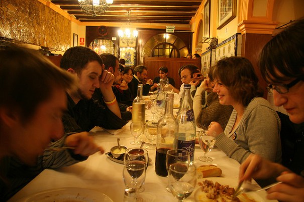 I ara, jo què dic? Aquesta pregunta, quan estem en grup, ens condemna al silenci, mentre al nostre voltant tots conversen amb naturalitat.