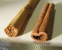 Ceylon cinnamon (cinnamomum verum) and Indonesian cinnamon (cinnamomum burmannii) sticks, de la Viquipèdia