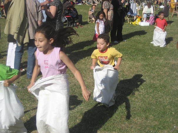 Course de sacs à patate, de Sunny Ripert, al Flickr