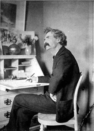 Mark Twain barrinant a l'escriptori, a la Viquipèdia