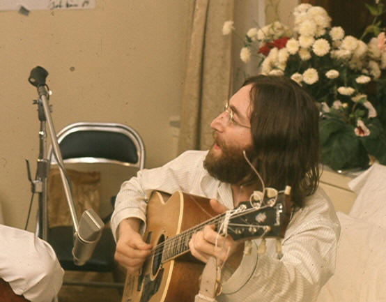 "John Lennon rehearses Give Peace A Chance", de Roy Kerwood, Viquipèdia