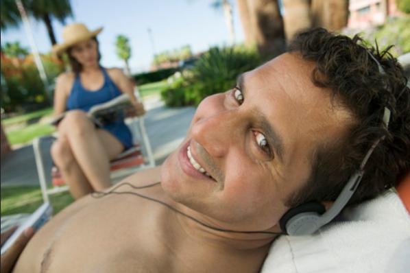 "Man Lying on sunlounger Listening to headphones", de moodboard, Flickr