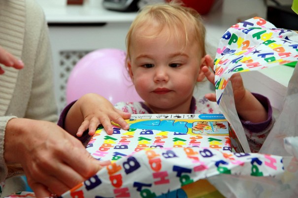 "Indie Opening the Present", de Barney Moss, al Flickr