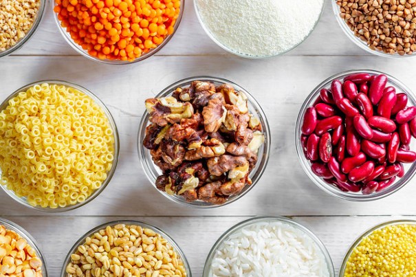 "Glass bowls with buckwheat, rice, lentils, wheat, beans, seeds and nuts Flip 2019", de Marco Verch, al Flickr