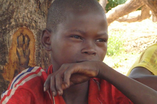 "Young boy paying attention to HIV/AID prevention discussions", de hdptcat, al Flickr